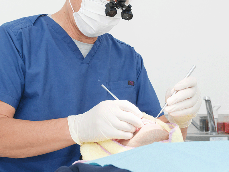 歯科治療中の歯科医師
