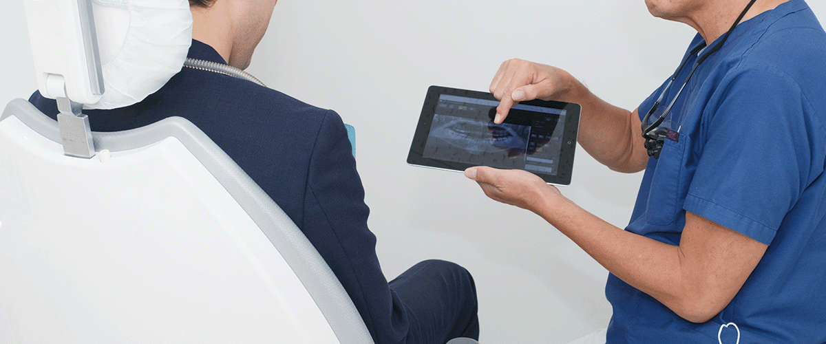 診療説明中の歯科医師