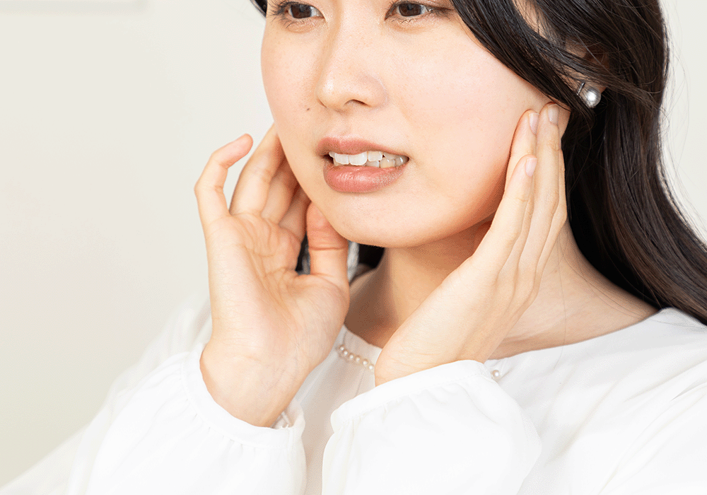 顎を触わる女性