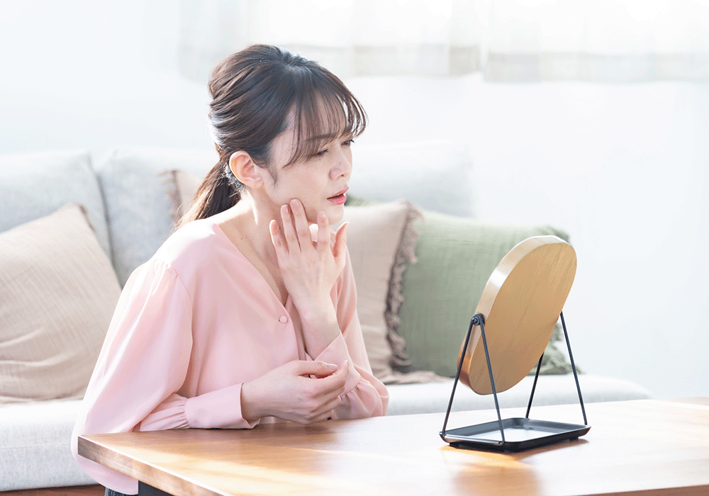 鏡を見る女性