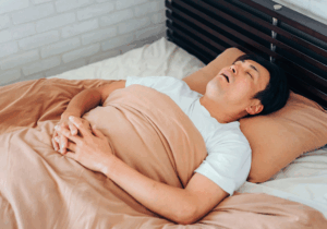 眠っている男性